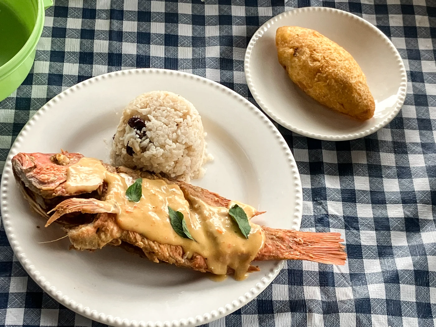Pescado frito con arroz con coco y caribañolas en la cocina tradicional de Río Ñambí